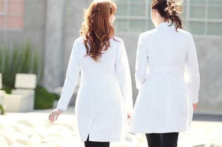 Can nurses wear white lab coats?