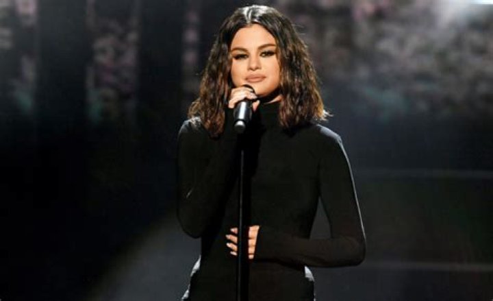 Can Selena Gomez sing live?