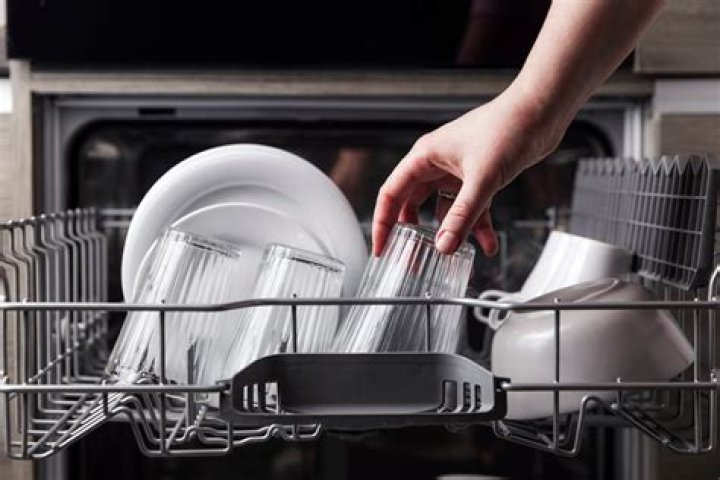 Can water bottles be washed in dishwasher?