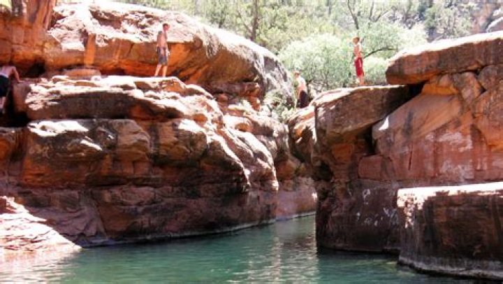 Can you swim in Arrowhead Lakes Glendale AZ?
