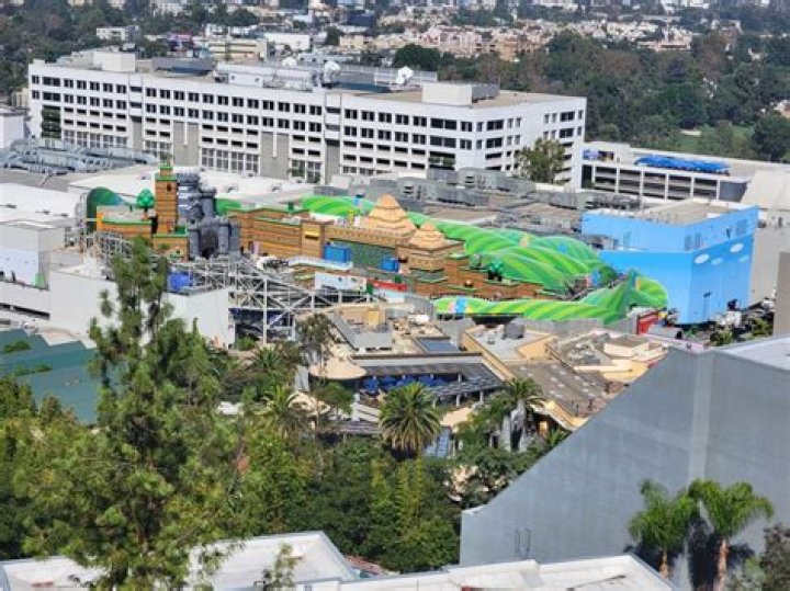 ¿Cuántas personas caben en Universal Studios?