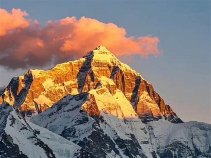¿Cuánto mide el Everest desde su base?