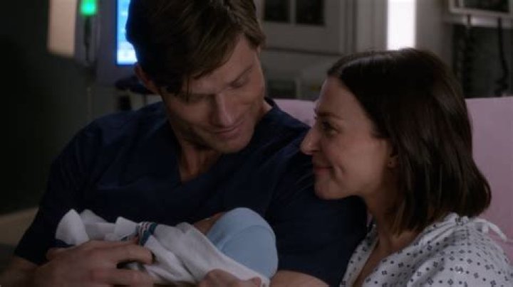 Does amelia have a baby with owen?