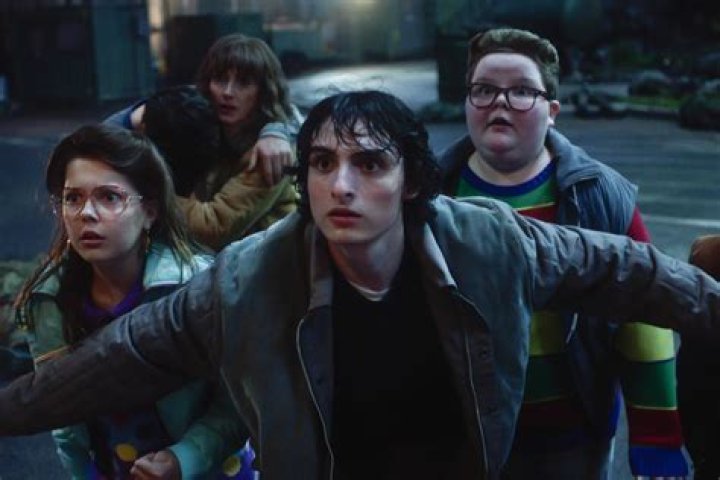 Does derek come back?