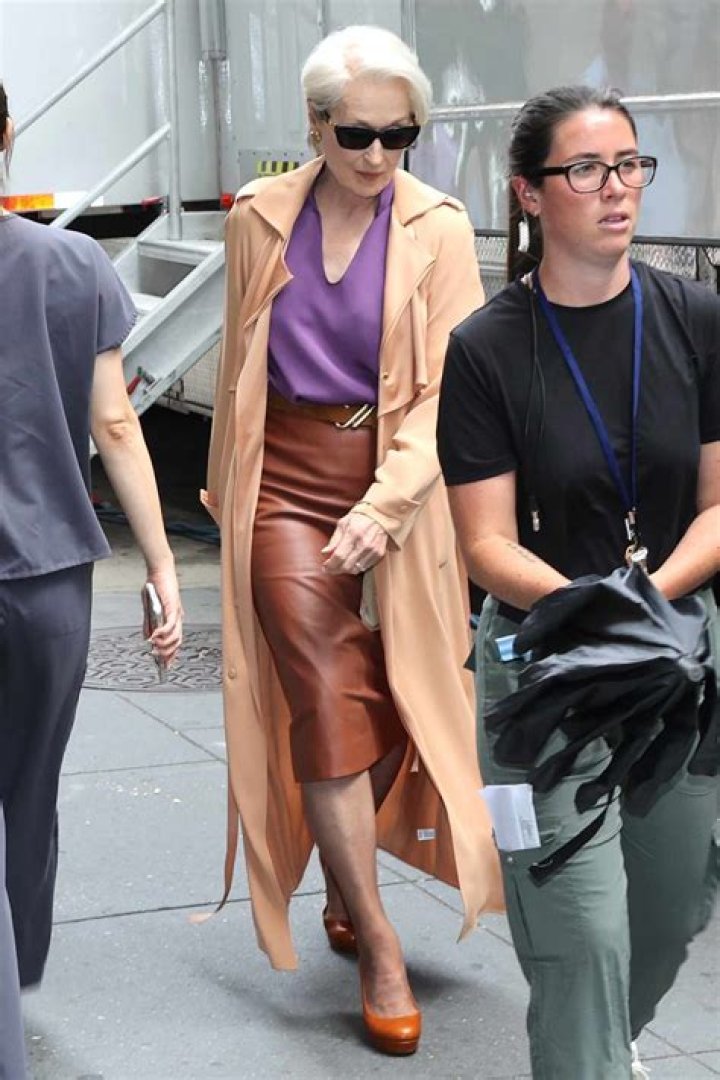 Does meryl streep sing in prom?