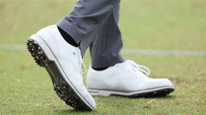 Does Rory McIlroy wear metal spikes?