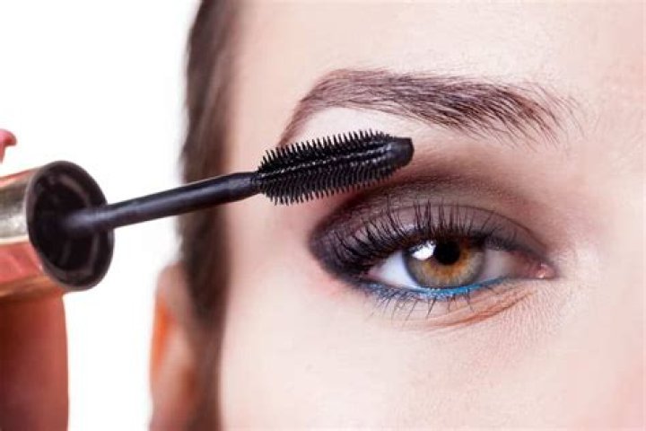 Does waterproof mascara ruin your eyelashes?