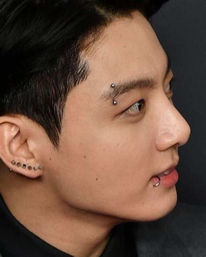Has jungkook pierced his eyebrows?