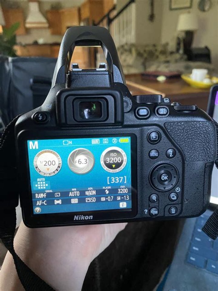 How do I change the aperture on my Nikon D750?
