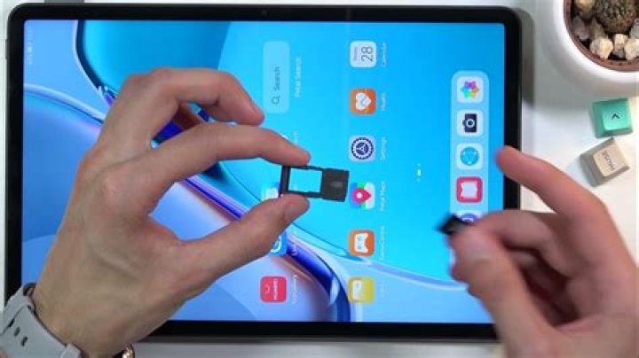 How do I turn on my Huawei tablet?