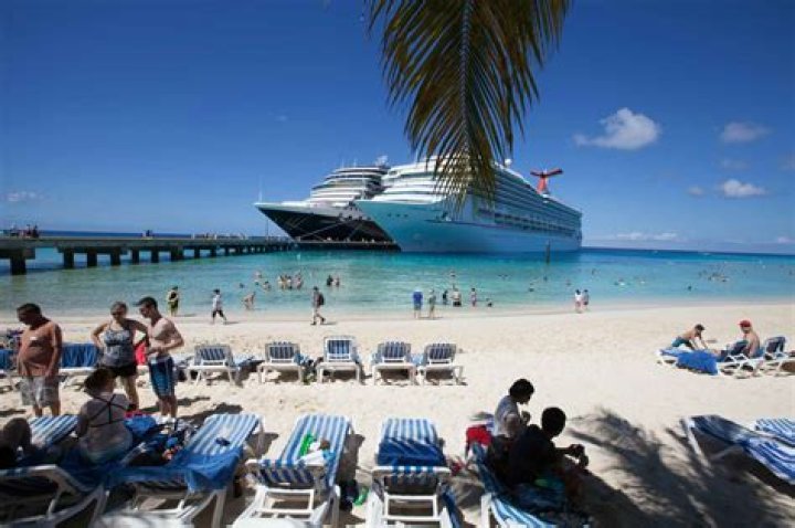 How long is the flight from Miami to Grand Turk?