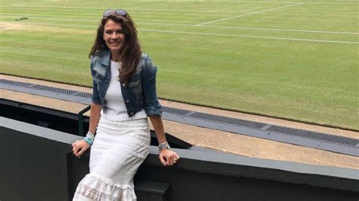 How old is annabel croft?