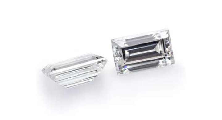 In jewelry what is a baguette?