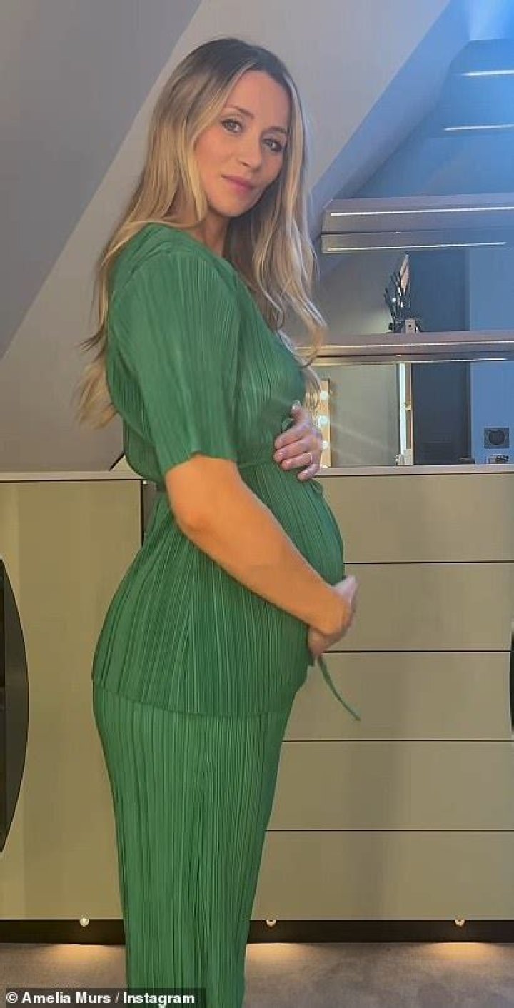 In season 13 is amelia pregnant?