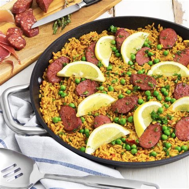 Is chorizo in paella?