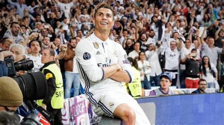 Is ronaldo a striker?