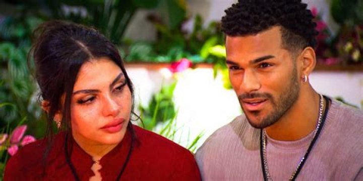 Were becca and tia on the same season?