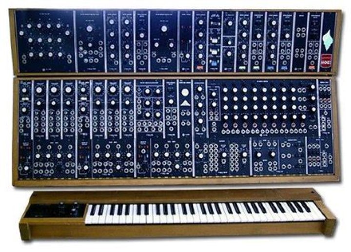 What is a moog synthesizer?