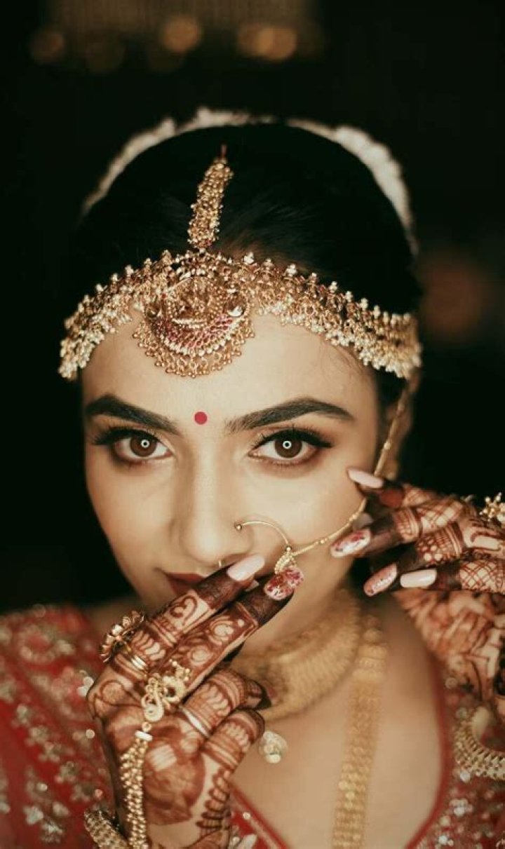 Who can wear bindis?