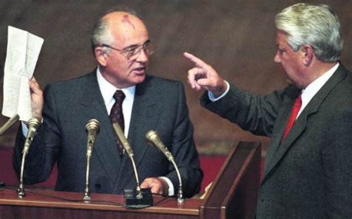 Who dissolved the soviet union?