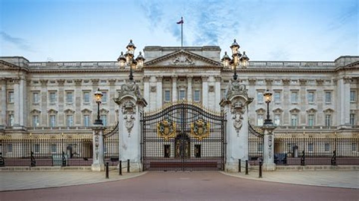 Who lives in buckingham palace?